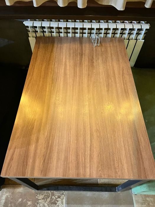 Срочно продам комплект стол и диваны