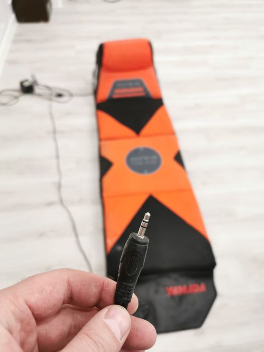 Коллонка со встроенным саббуфером.