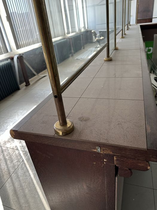 банкови гишета, бар, тизгях с автентична визия