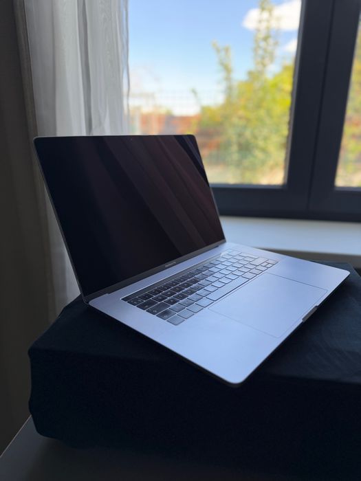 Apple MacBook Pro 15" 2016 (i7, 16GB RAM, 512GB SSD, Radeon Pro 2GB) - Baterie 266 cicluri
