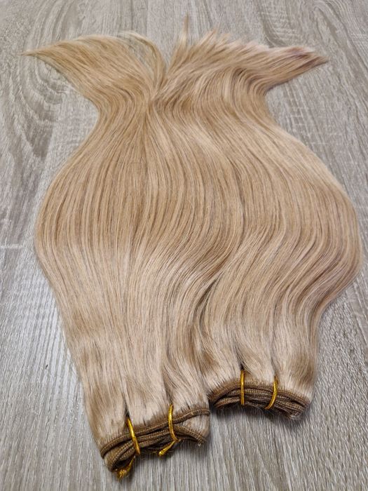 Естествена коса с плътен косъм и крайща.