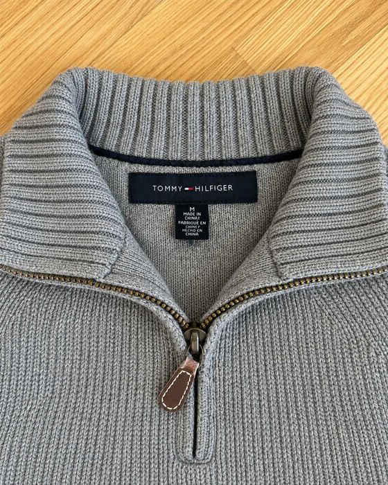 Tommy Hilfiger pulover bărbătesc gri cu fermoar 1/4 și emblemă brodată, 100% bumbac, mărimea M