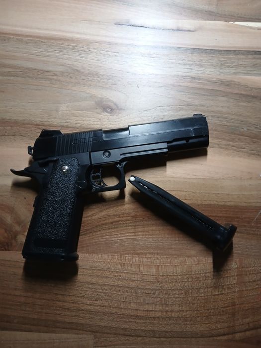 Pistol airsoft cu arc