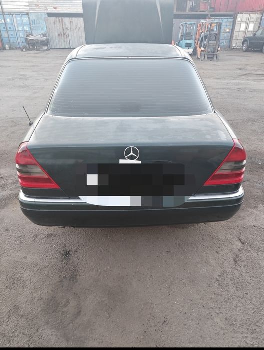 Мерседес w202 C220.