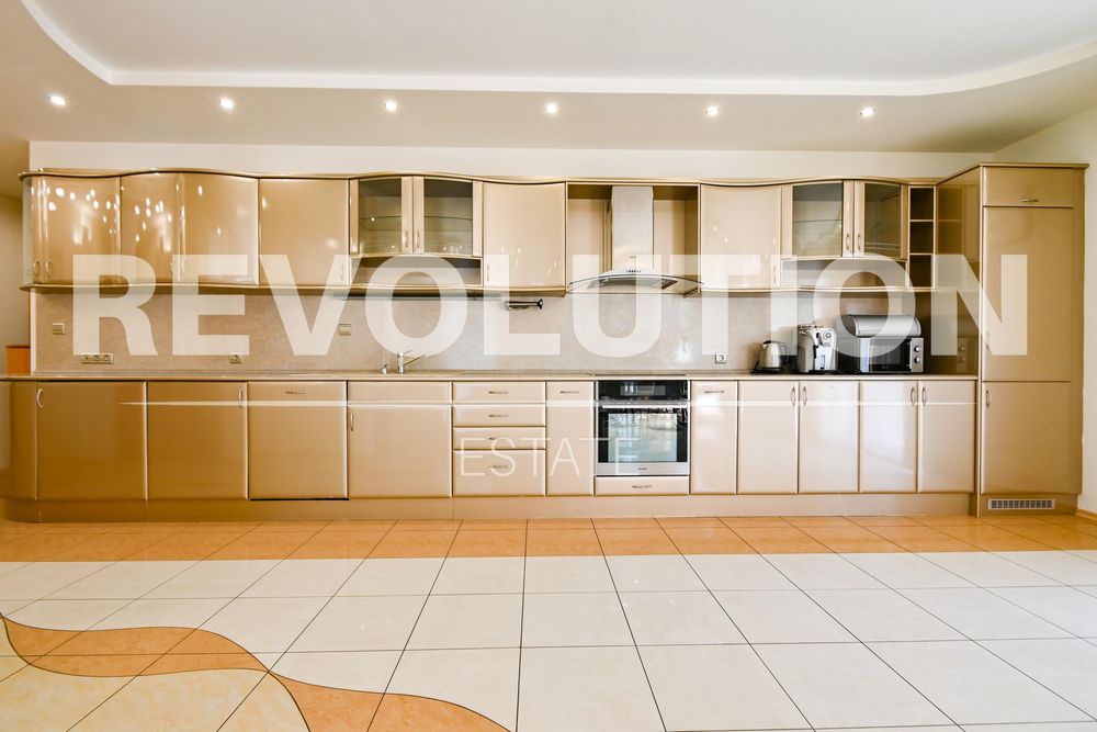 Дава се под наем Тристаен апартамент в София, Борово - 140 кв.м за 1000 € - Снимка #3