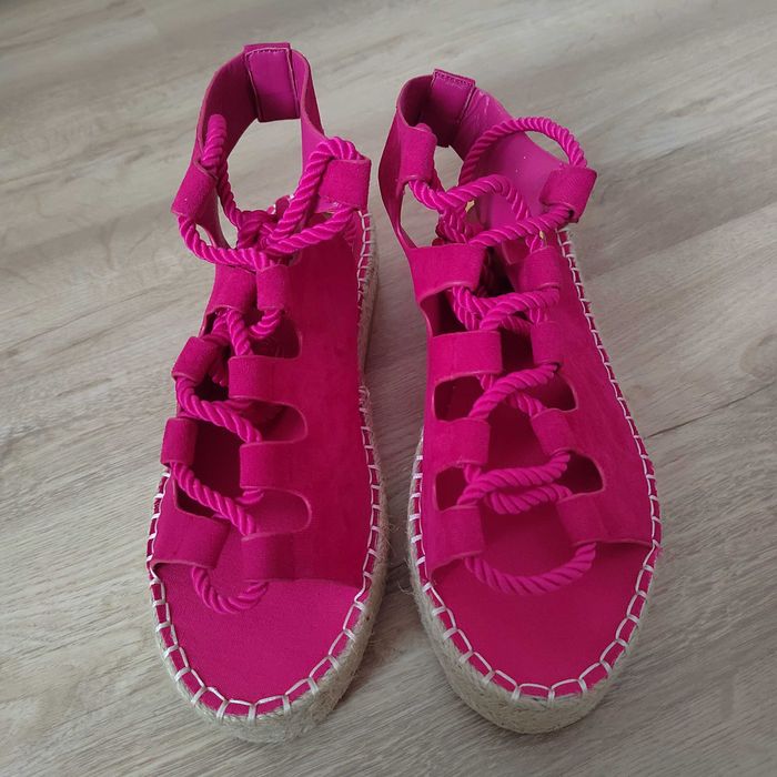 Дамски сандали на ниска платформа