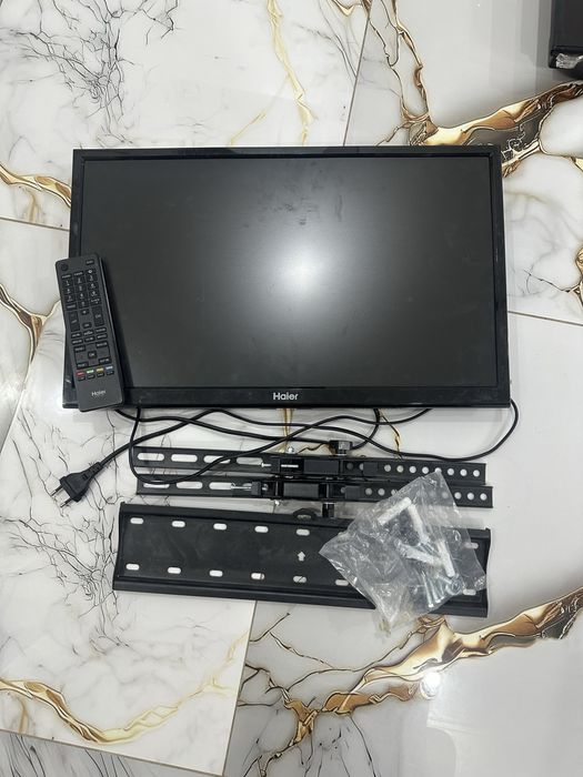 Телевизор хартенс и два маленкий телик