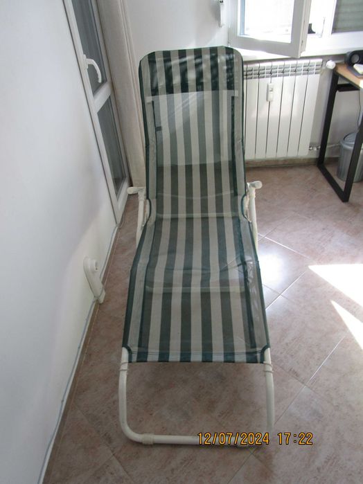 сгъваеми шезлонги 2 броя - бяло и зелено, всеки по 50 лв.