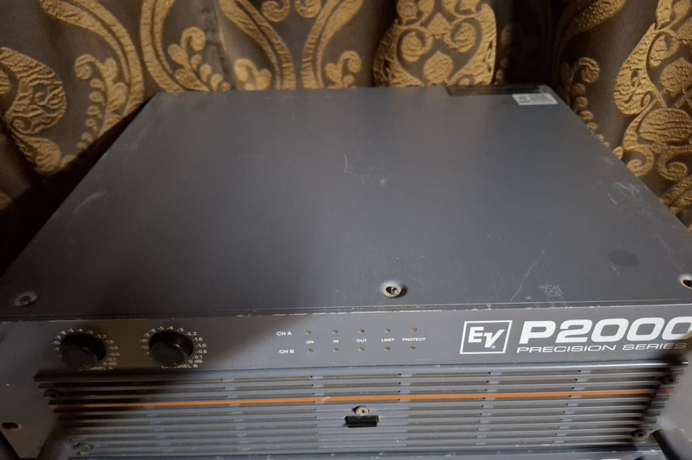 Продавам Професионален усилвател Electro-Voice P2000