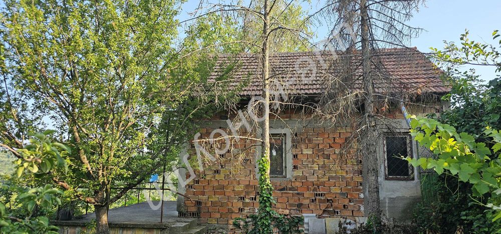 Голям парцел с панорамна гледка и къща в с. Малки Чифлик