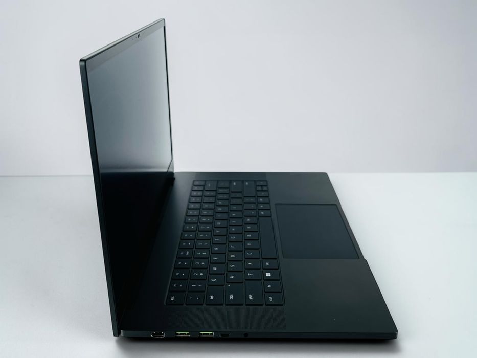 Лаптоп Razer Blade 15.6' 2.5K 240Hz i7-13800H 32GB DDR5 1TB NVMe Nvidia RTX 4070 8GB Перфектен! Гаранция!