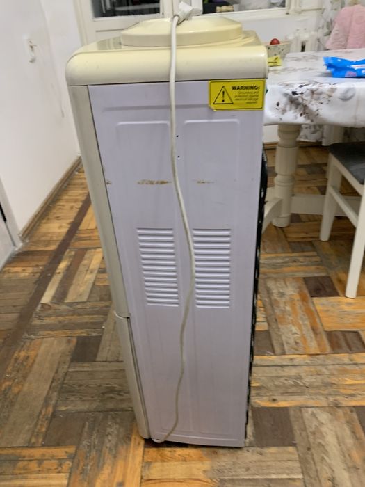 Кулер для воды для офиса и дома б/у в хорошем состоянии