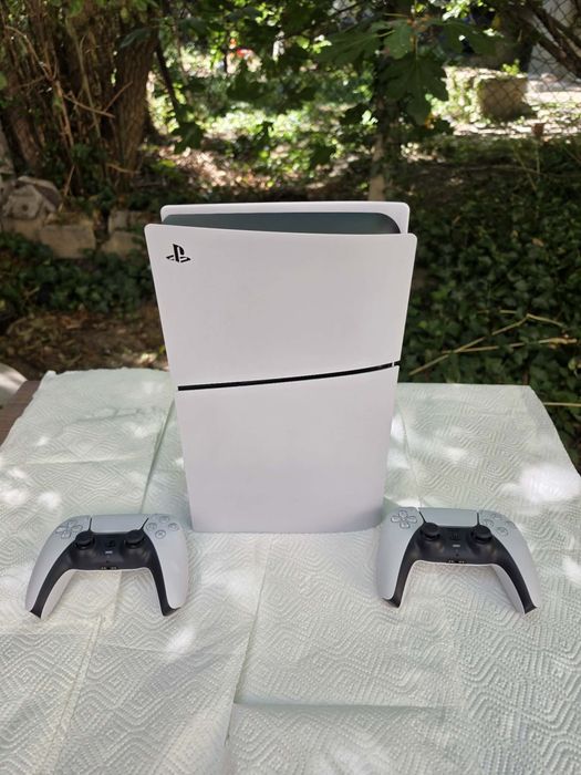 Playstation 5 Slim 1 TB с 2 dualsense контролера и вградена игра + Игри за psp5