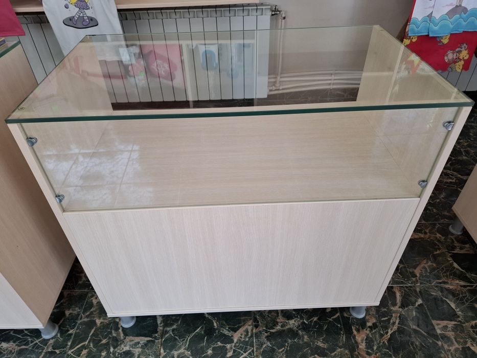 Щанд маса със стъклена витрина за магазин