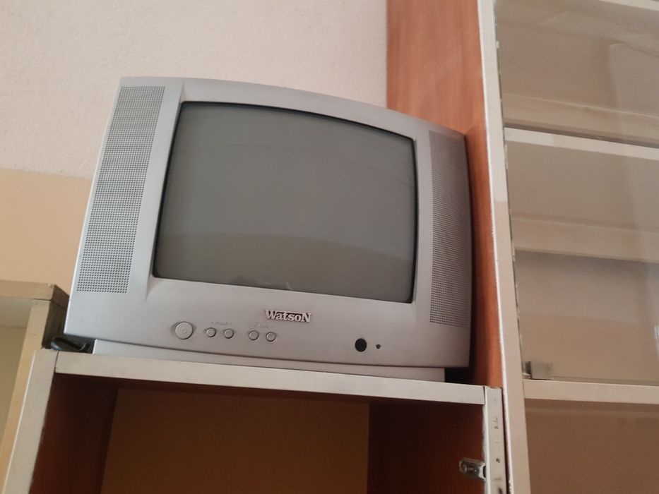 Подарявам холна секция с витрина + телевизор