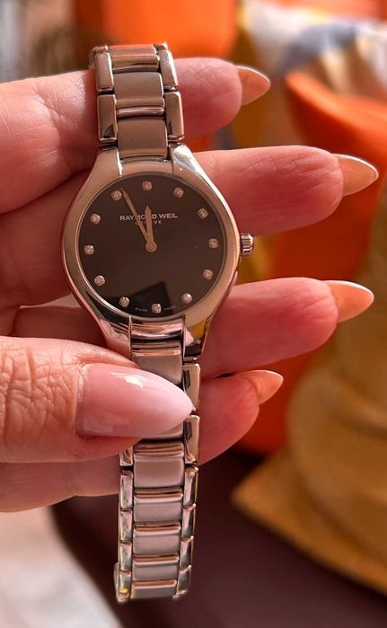 Луксозен швейцарски дамски часовник Raymond Weil Noemia с 12 диаманта