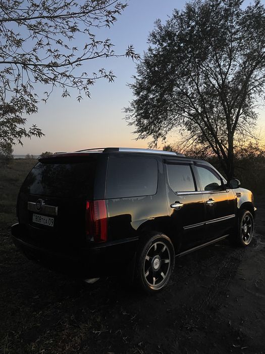 Продается Кадилак Эсклаеде