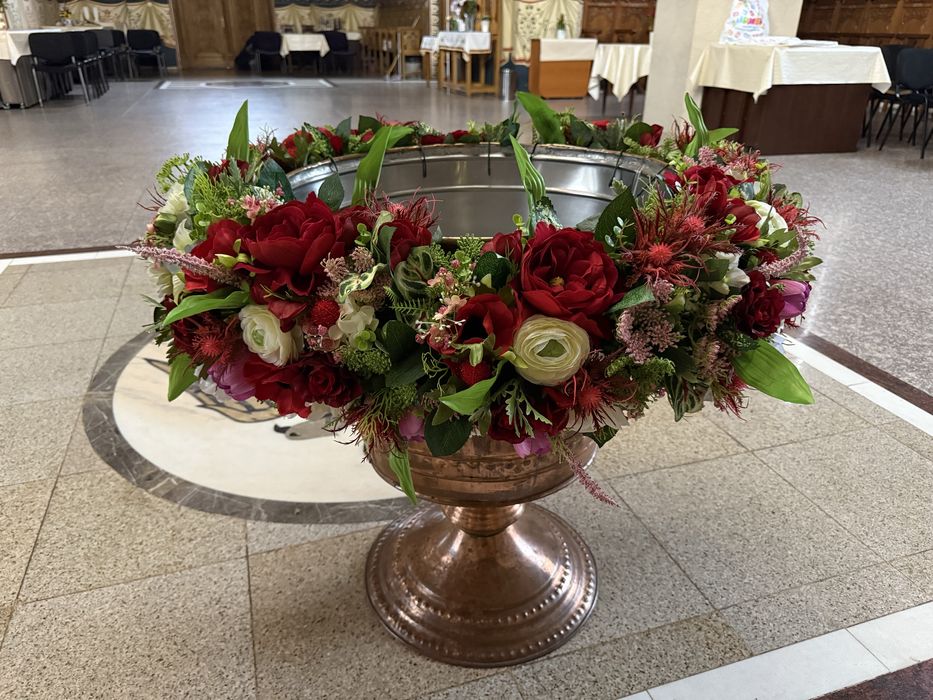 Aranjament cristelniță din flori artificiale. Preț 400 lei/eveniment