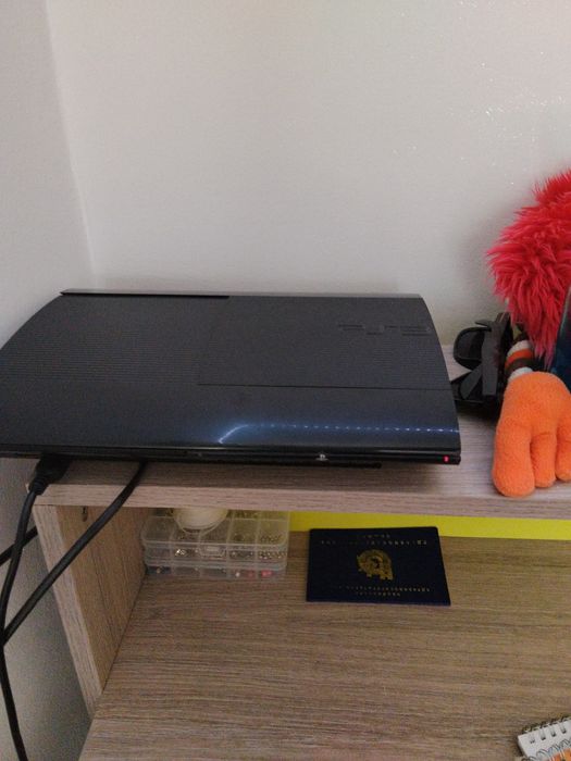 Продавам PlayStation3 супер slim