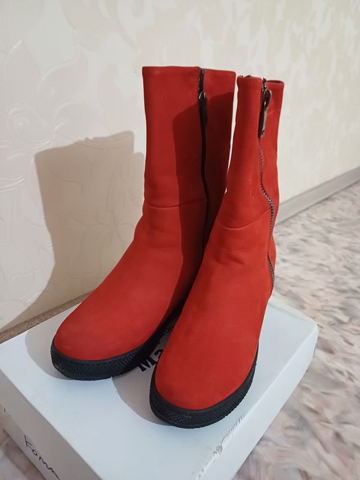 Продам женские сапоги зима.