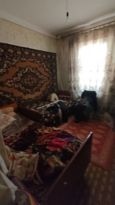 Продаётся квартира. 
3 мкр-н. Возле клиники Насафмед.
2 этаж 3х комнат