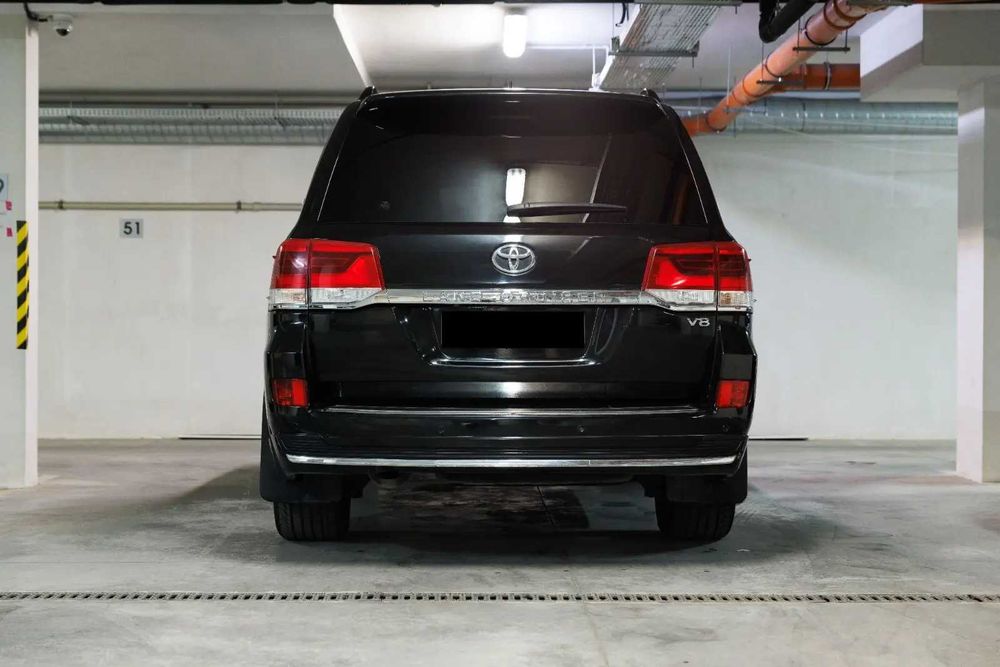 Toyota Land Cruiser 200, V8 - 5.7 L.