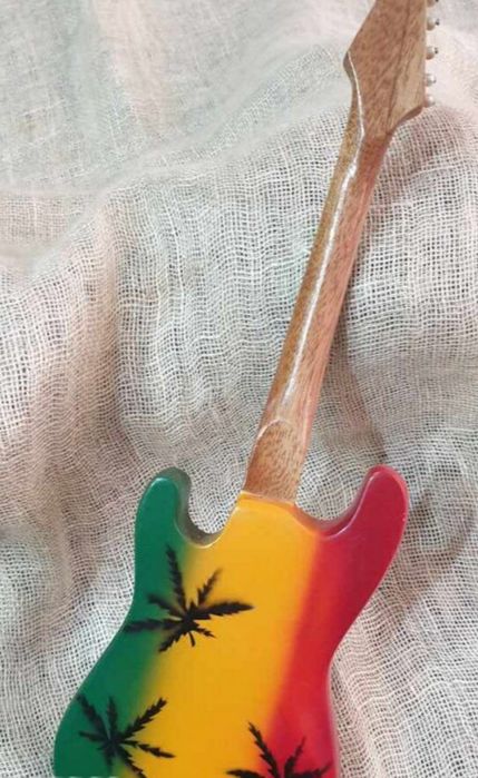 Малка сувенирна китарка