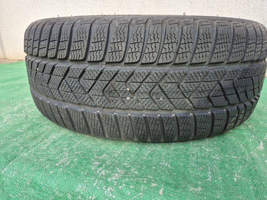 Vând 1 Anvelopa Pirelli IARNĂ DIMENSIUNEA 225/40/R19,94H,m+s,Dot 4818
