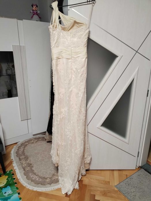 Продават се рокли