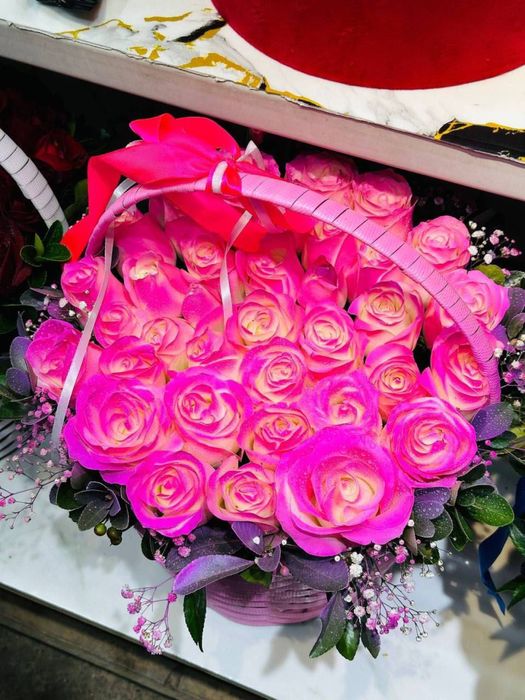 Savatli korzinkali gullar jivoy atirgul roziviy