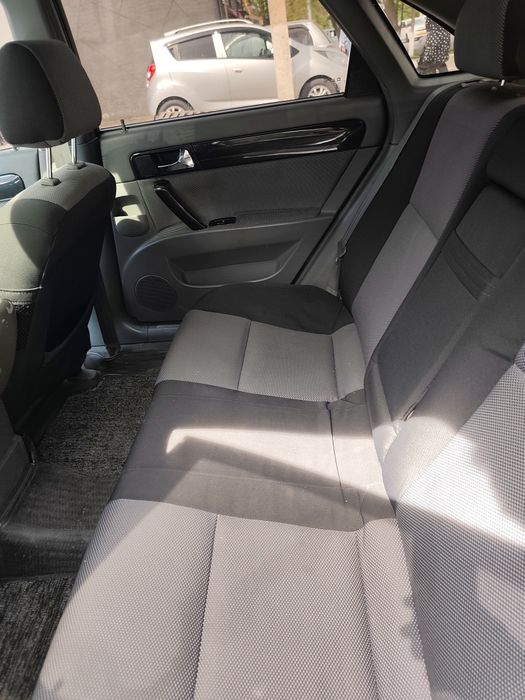 Shevralet lasetti 1,8 avtomat 3-pazitsya sotiladi. Rangi oq.