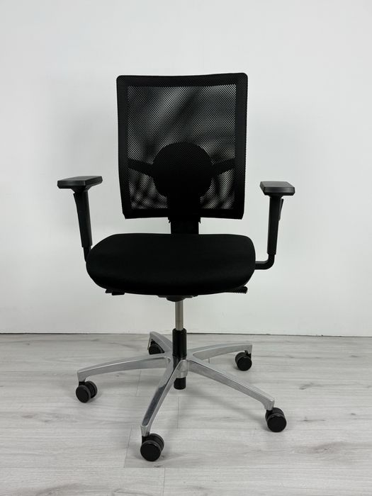 Dauphin  Just AJ4747 е ергономичен офис стол с мрежеста облегалка