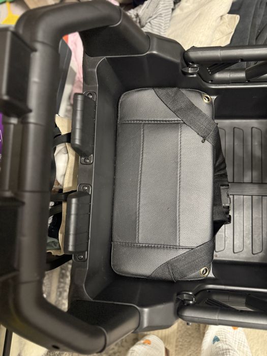 Продам машинка электроавтомобиль черный