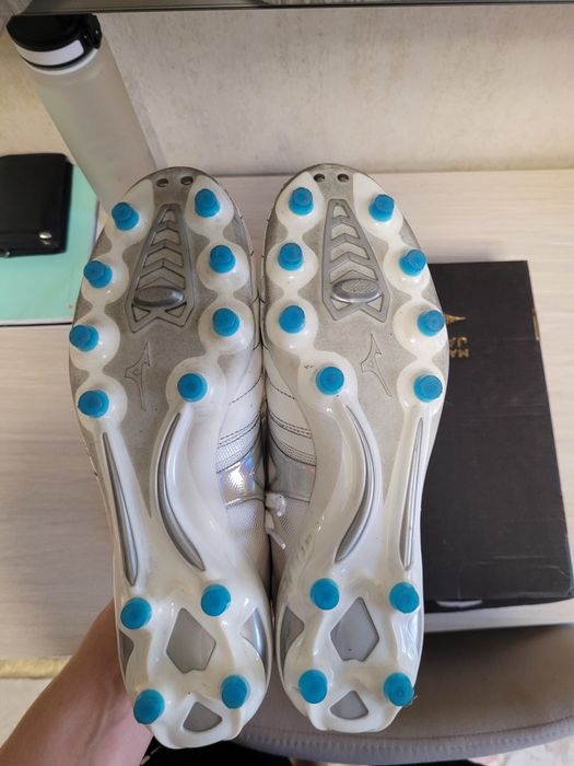 Футбольные бутсы Mizuno