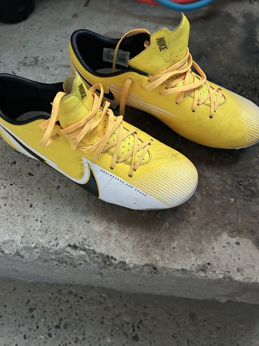 Ghete de fotbal marimea 39