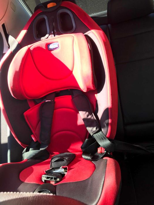 Продавам столче за кола Chicco + подарък седалка