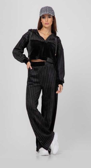 Дамски черен плюшен суитчър Junona Юнона кроп топ с качулка