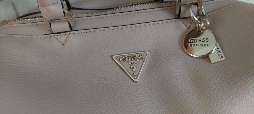 Дамска чанта GUESS