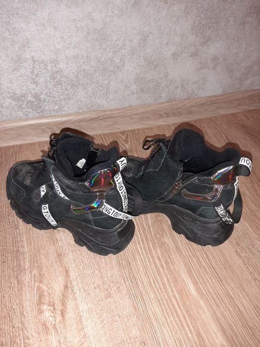 Продаю женские ботинки