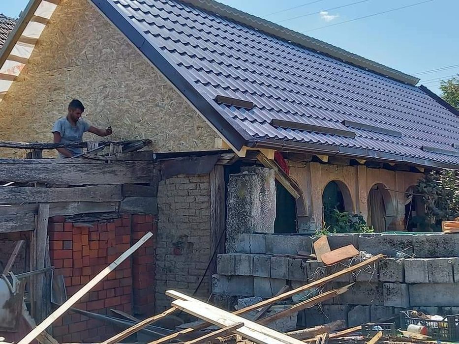 Firmă specializată. pentru acoperisurii
Executăm sau modificăm 
orice
