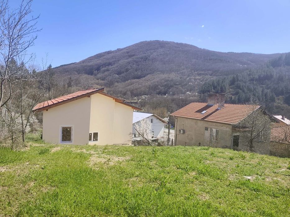 Продавам къща в село Искрец
