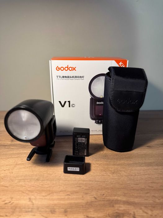 Godox V1 c & Yongnuo Speedlite YN 560 III