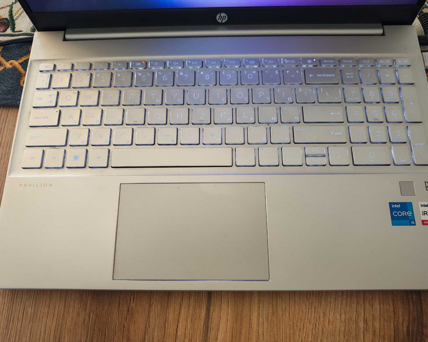 Като нов лаптоп HP Pavilion 15 (i5-1235U/16GB/512GB SSD/FHD IPS) - пълен комплект с кутия!