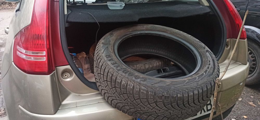 Продавам две зимни гуми Good Year 205/55/R16