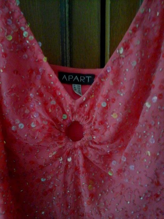 Не дорого фирменное вечернее с паетками платье