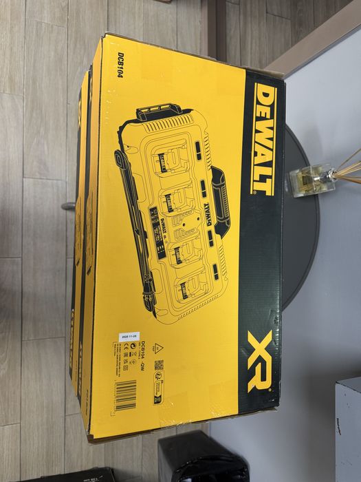Statie de incarcare Dewalt 4 acumulatori DCB104