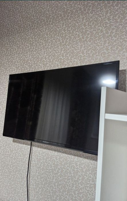 Телевизор Panasonic  размер 71 на 40 см.