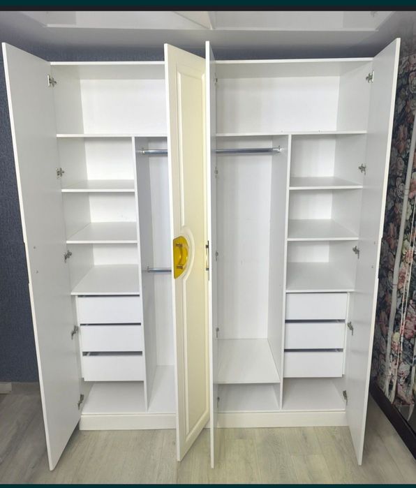 Шкаф с золотыми ручками, район Огонька.