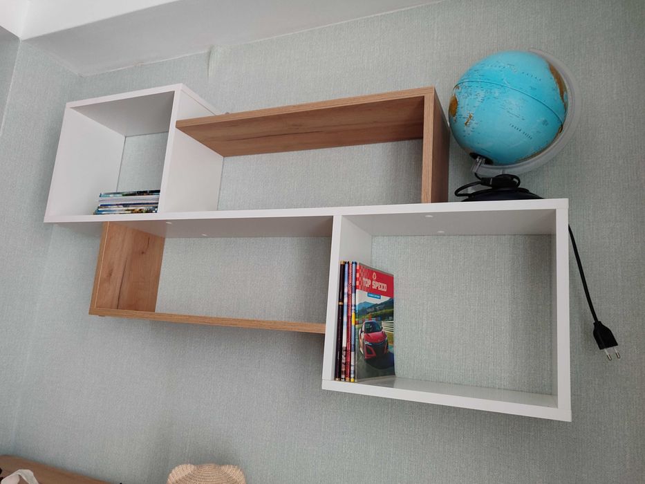 Продам полку для сувениров и книг