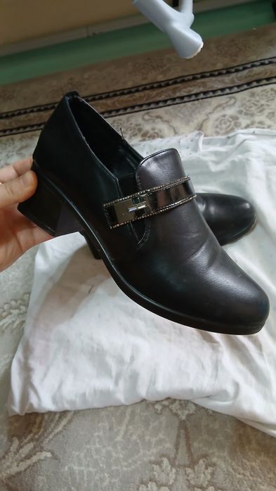 39 razmer oyoq kiyim sotiladi. 1 2 marta kiyilgan yangidek.